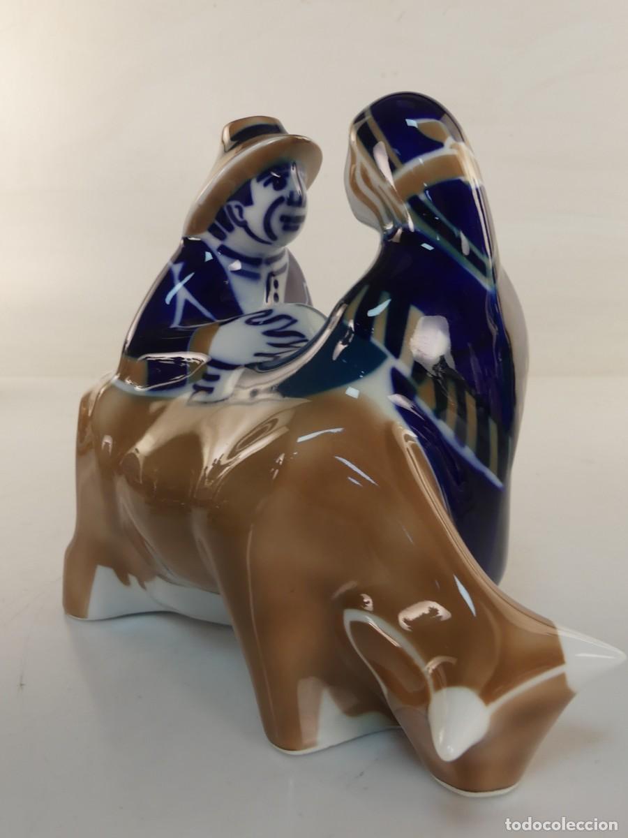 Antig&uuml;edades: BONITA FIGURA DE PORCELANA DE SARGADELOS - PAREJA CON VACA