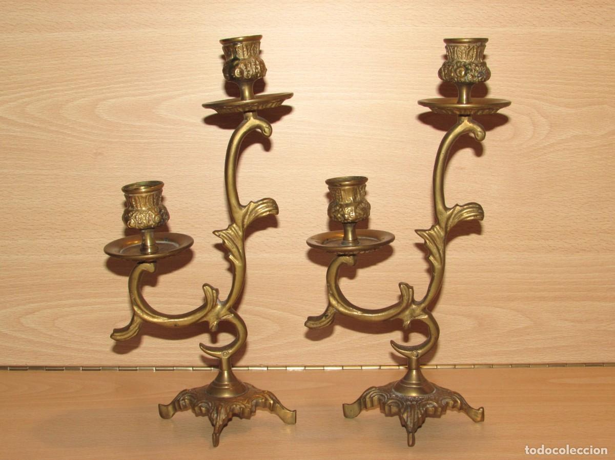 Antiquit&eacute;s: Par antiguos candelabros portavelas porta velas dobles de mesa metal bronce lat&oacute;n dorado