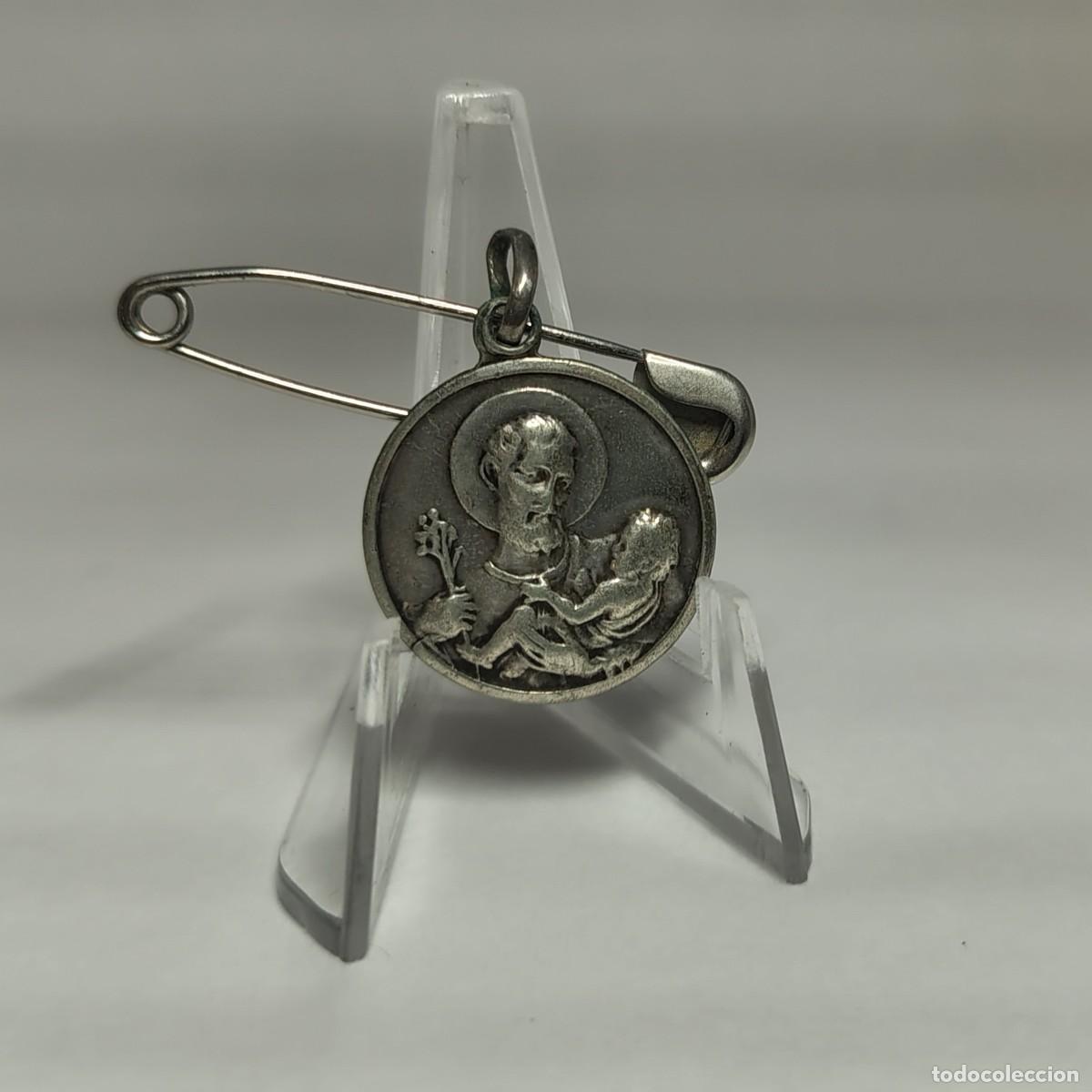 Antig&uuml;edades: Medalla religiosa / Colgante: San Jos&eacute; con el Ni&ntilde;o Jes&uacute;s (alfiler con gancho). M327
