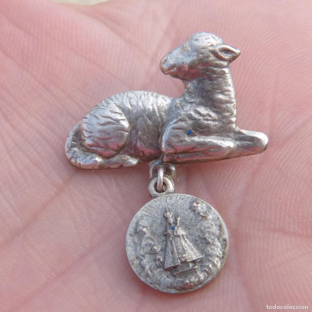 Antig&uuml;edades: Antigua insignia o broche con cordero y medalla de virgen. 2,07gr.