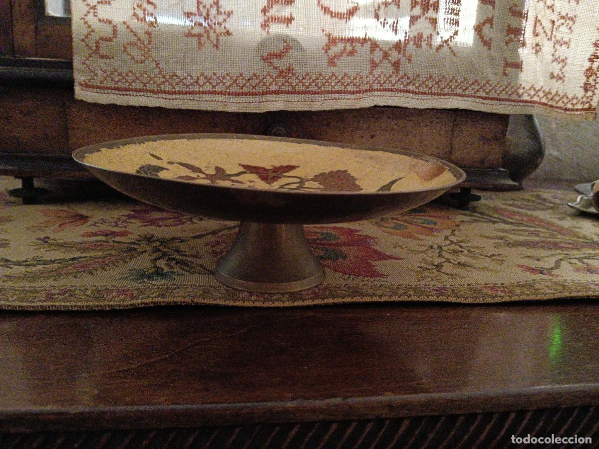 Antig&uuml;edades: Centro de mesa lat&oacute;n esmaltado - Foto 3