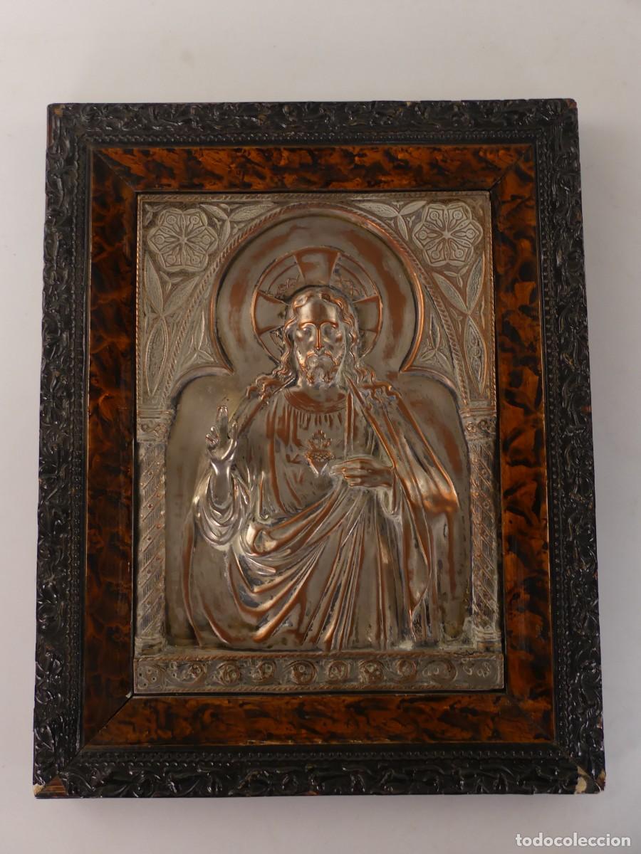 Antiques: antiguo cuadro con cristo, metal repujado