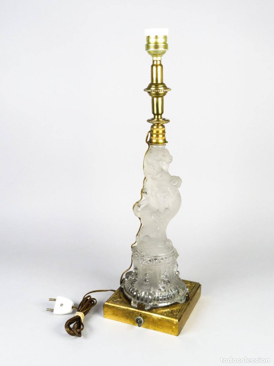 Antig&uuml;edades: L&aacute;mpara sobremesa vidrio cristal Baccarat le&oacute;n rampante finales siglo XIX principio siglo XX