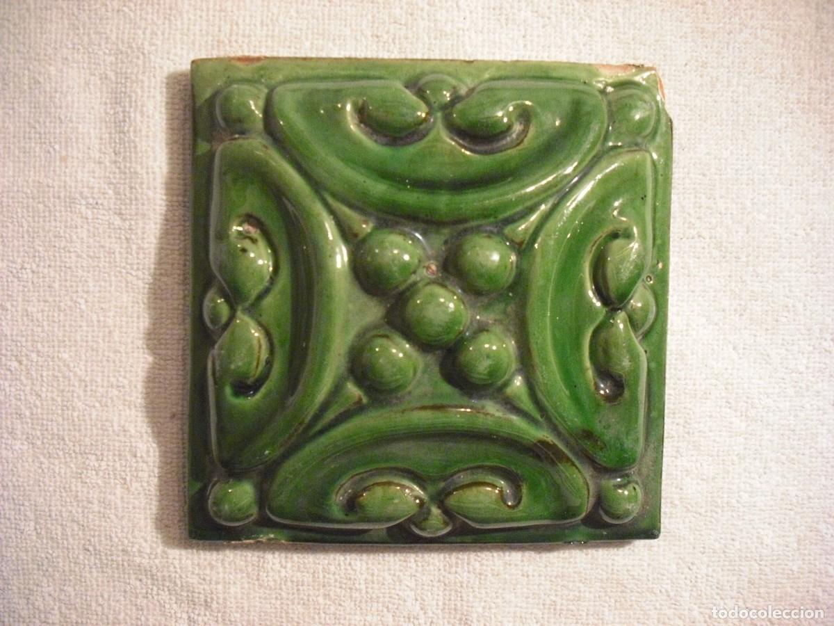 Oggetti Antichi: ANTIGUO AZULEJO MODERNISTA EN RELIEVE . 15 X 15 CM.