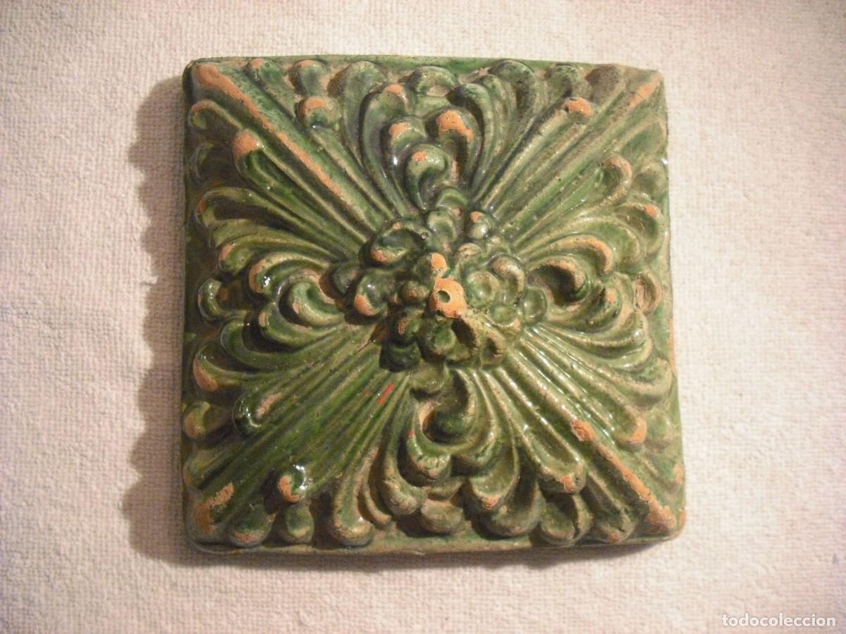 Oggetti Antichi: ANTIGUO AZULEJO MODERNISTA EN RELIEVE . 15 X 15 CM.