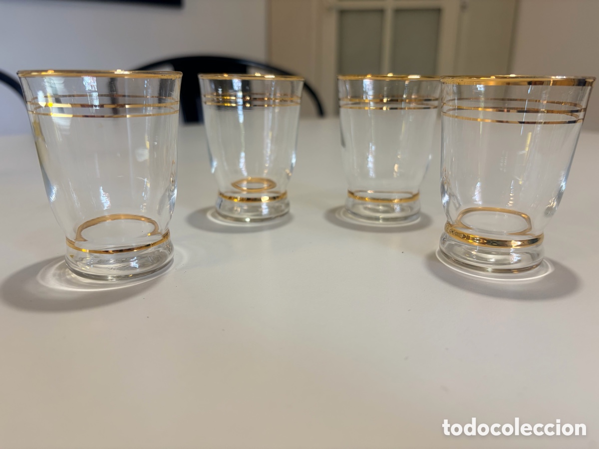 Antig&uuml;edades: Juego de vasos de licor con filo dorado