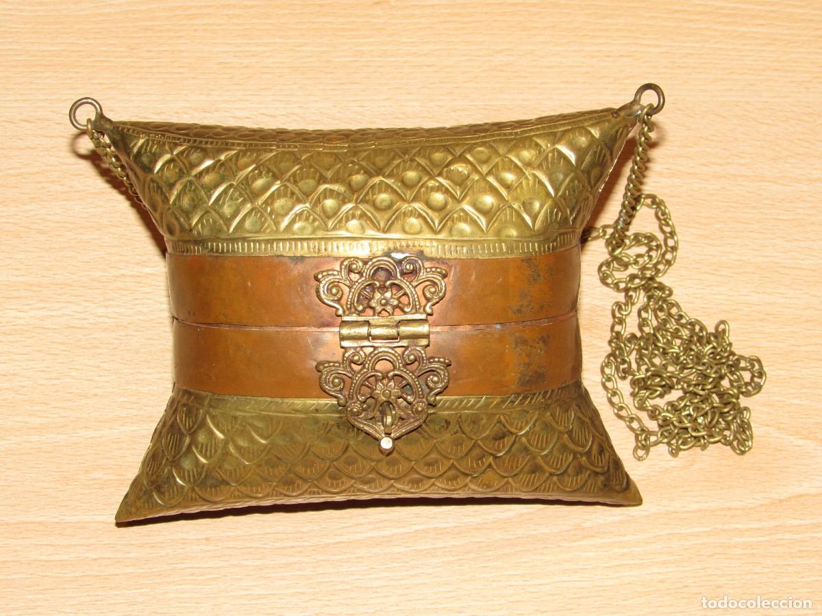 Oggetti Antichi: Antiguo bolso monedero Art dec&oacute; almohada coj&iacute;n lat&oacute;n cobre repujado artesanal vintage circa 1930