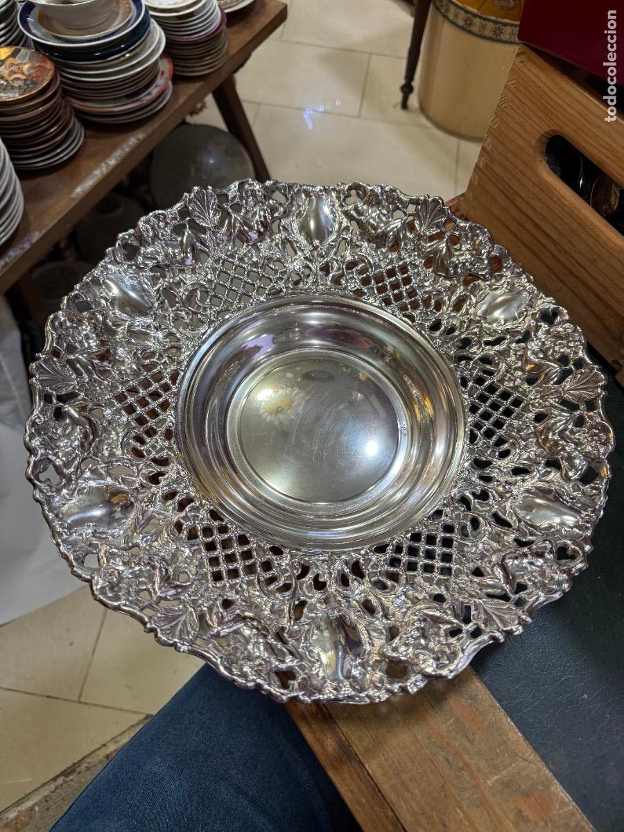 Antig&uuml;edades: BANDEJA CENTRO DE MESA DE ALPACA REPUJADA CON BA&Ntilde;O DE PLATA - MEDIDA 35 CM