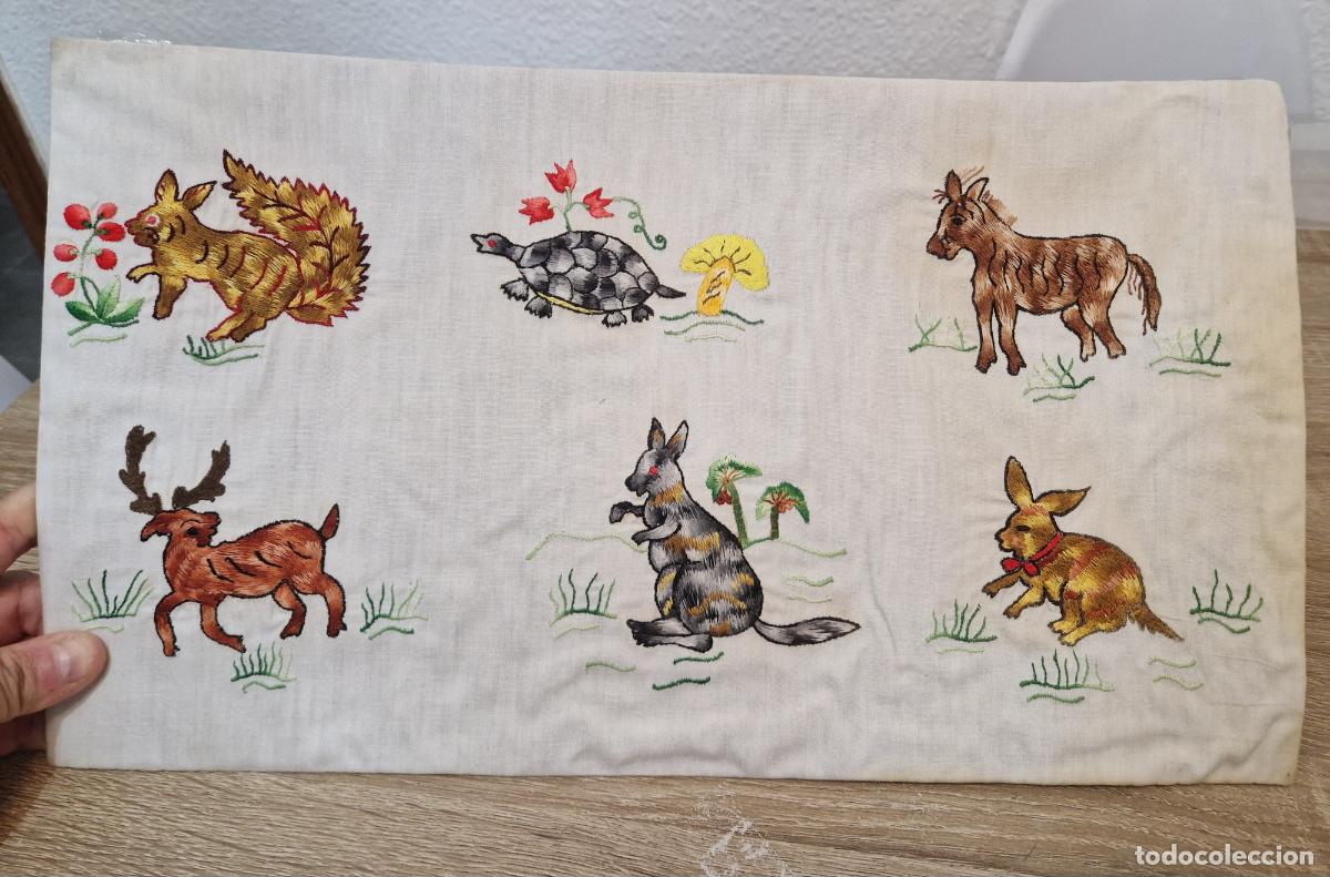 Antig&uuml;edades: antigua lamina de tela lino hilo con bordado a mano animales colores para enmarcar retro labor