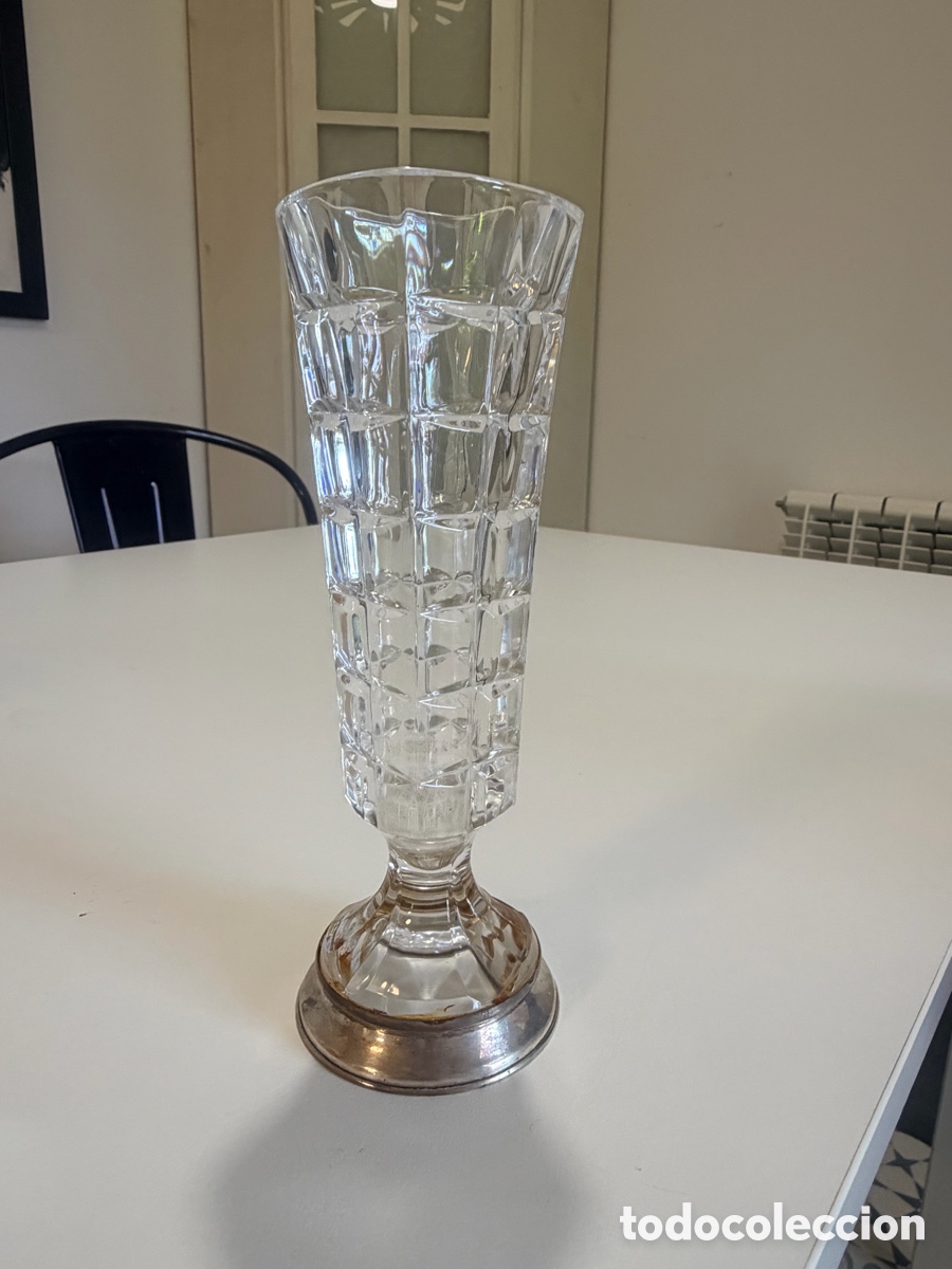 Antig&uuml;edades: Antiguo florero Cristal D&rsquo;Arques con base de plata