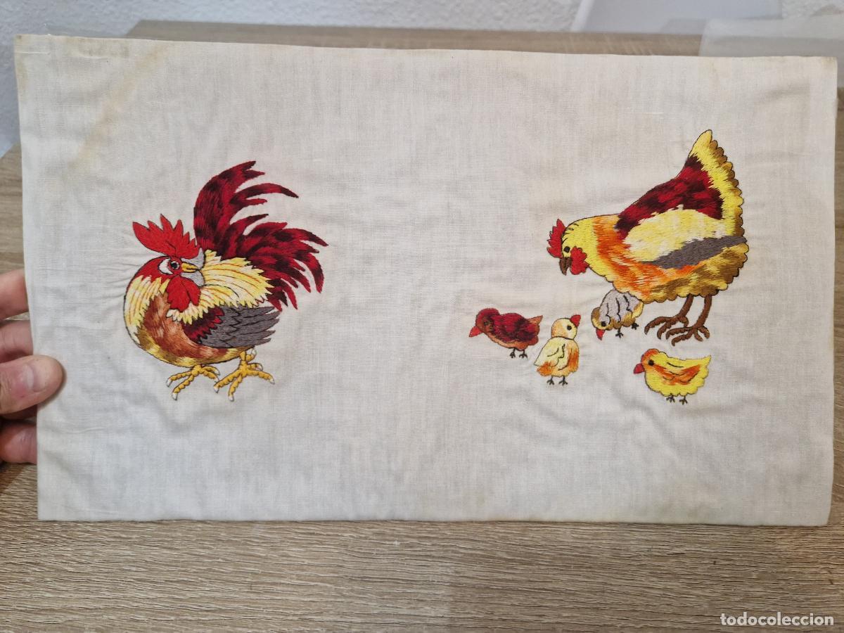 Antig&uuml;edades: antigua lamina de tela lino hilo con bordado a mano gallo gallina colores para enmarcar retro labor
