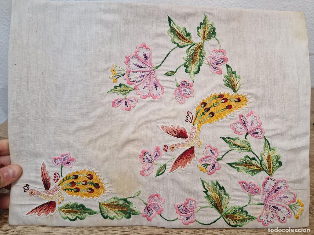 Antig&uuml;edades: antigua lamina tela lino hilo con bordado a mano flor pavo real colores para enmarcar retro labor