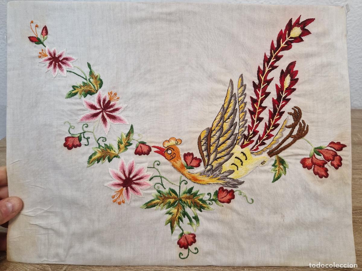 Antig&uuml;edades: antigua lamina de tela lino hilo con bordado a mano ave flor colores para enmarcar retro labor