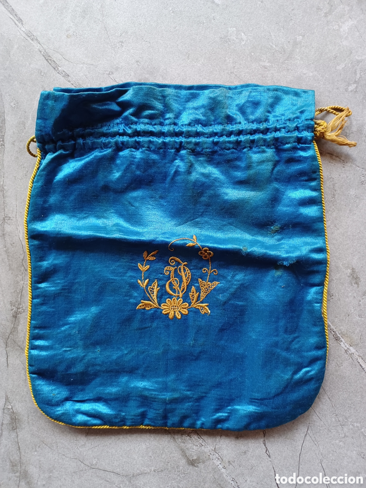 Antig&uuml;edades: Bolsa limosnera o para joyas de seda azul.