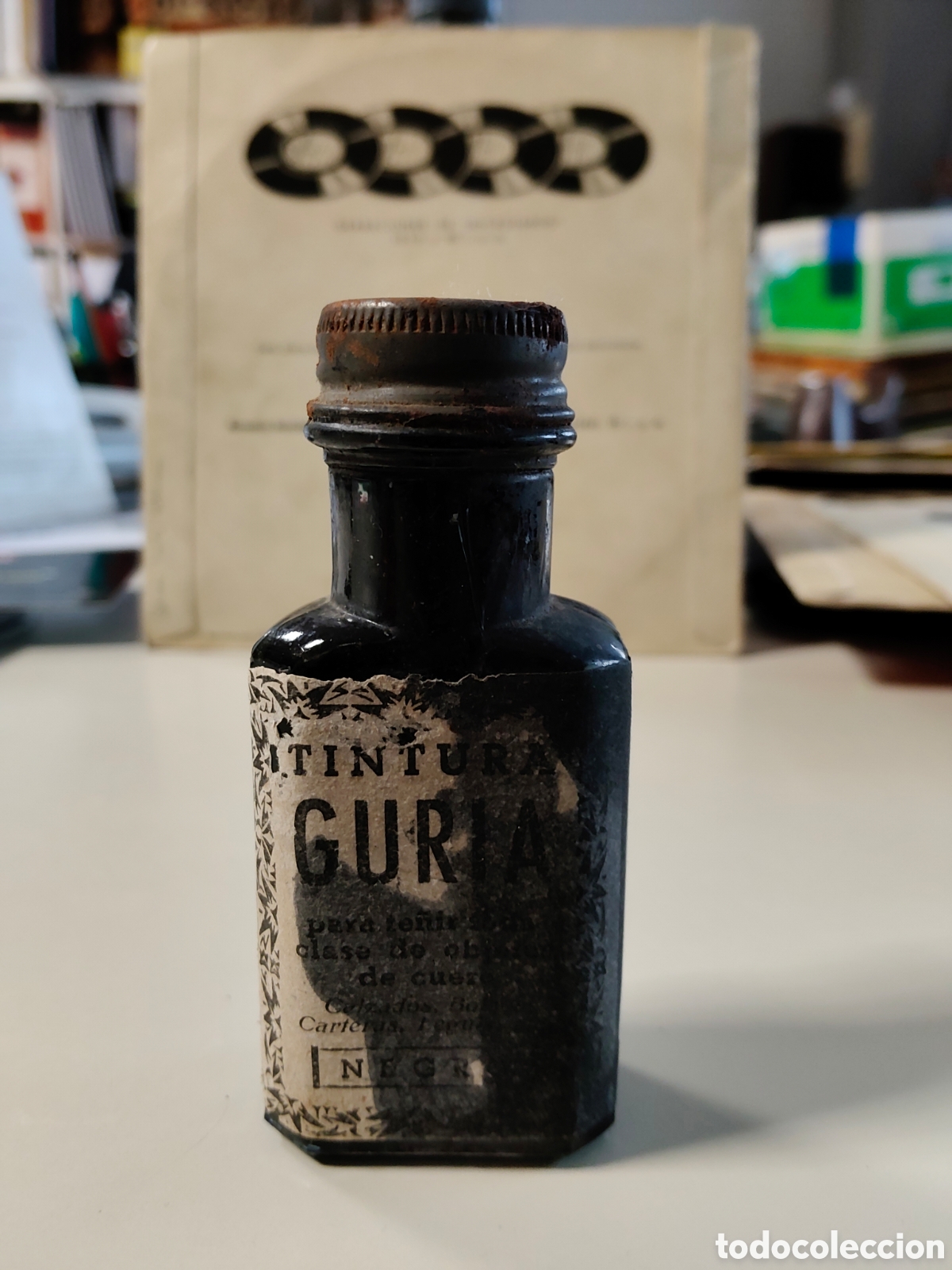 Antig&uuml;edades: Peque&ntilde;a botella de cristal Tintura Gur&iacute;a para te&ntilde;ir cuero color negro