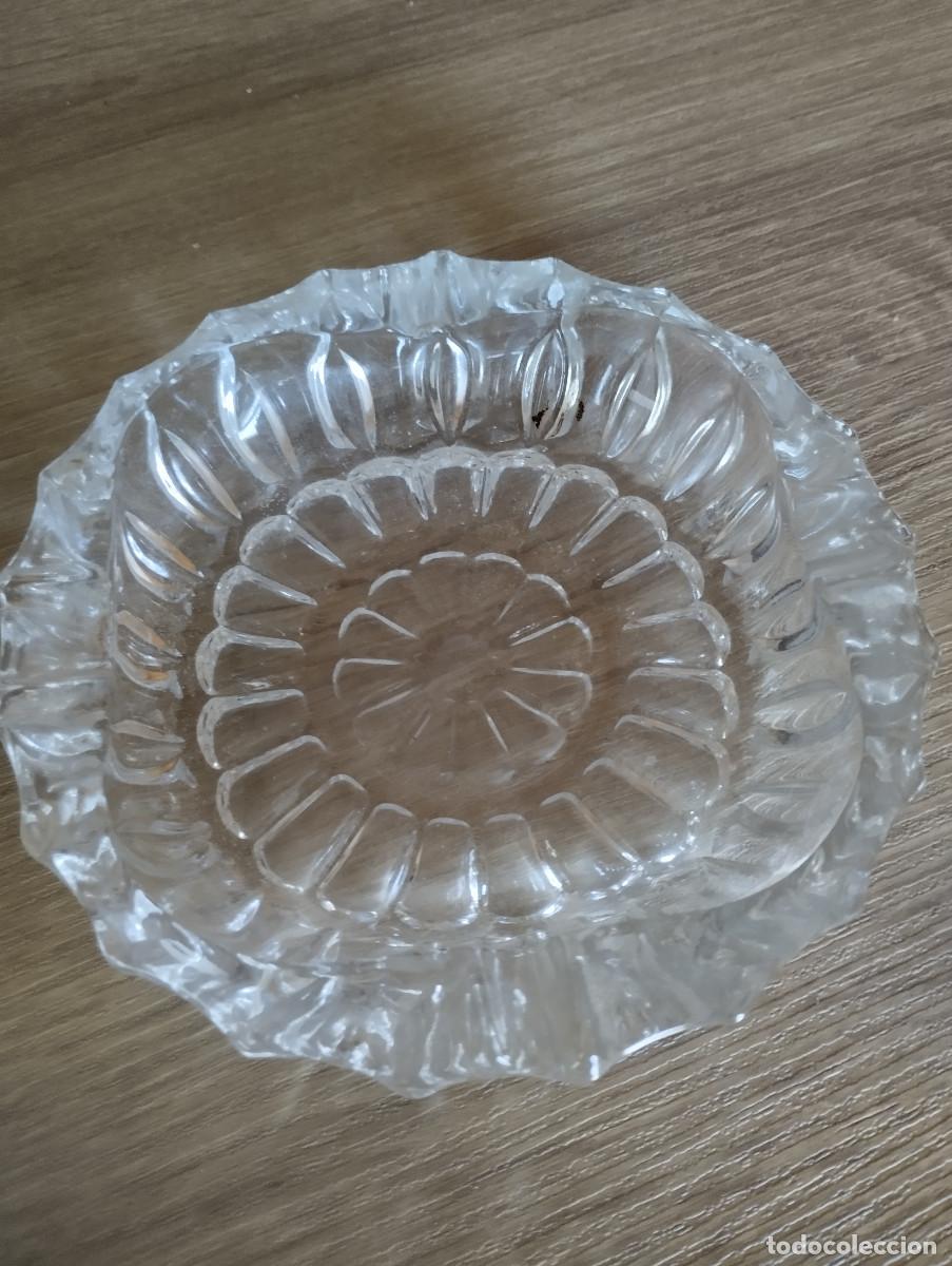Antig&uuml;edades: cenicero de cristal adornado