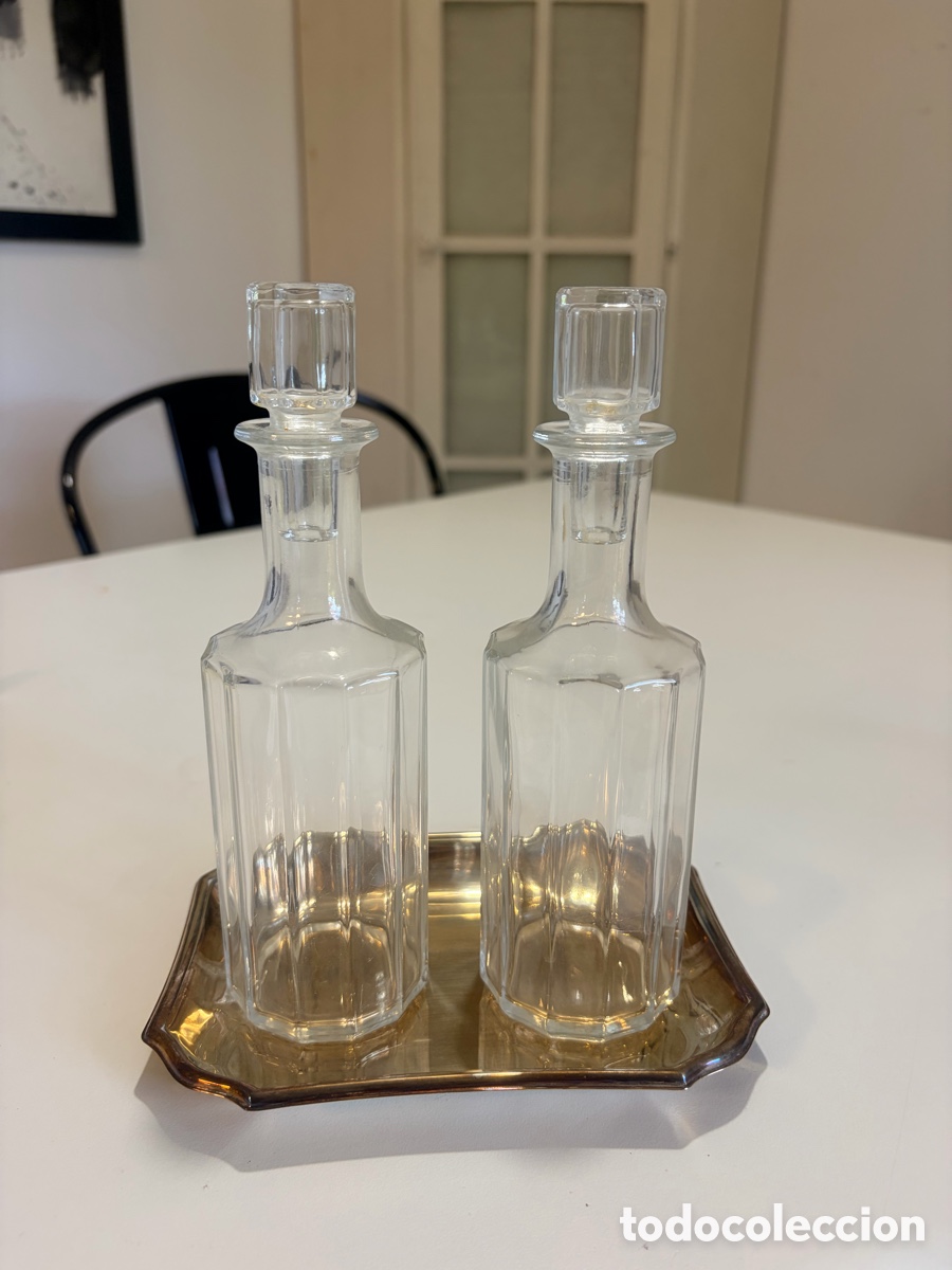 Antig&uuml;edades: Juego de botellas de cristal tallado con bandeja de alpaca