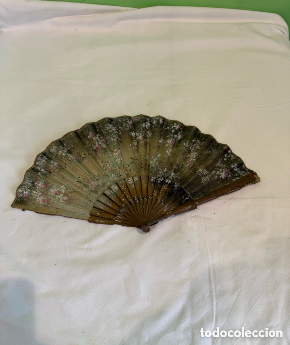 Antiquit&auml;ten: Antiguo abanico modernista Art Nouveau tul pintado floral lentejuelas varillaje de madera tallada