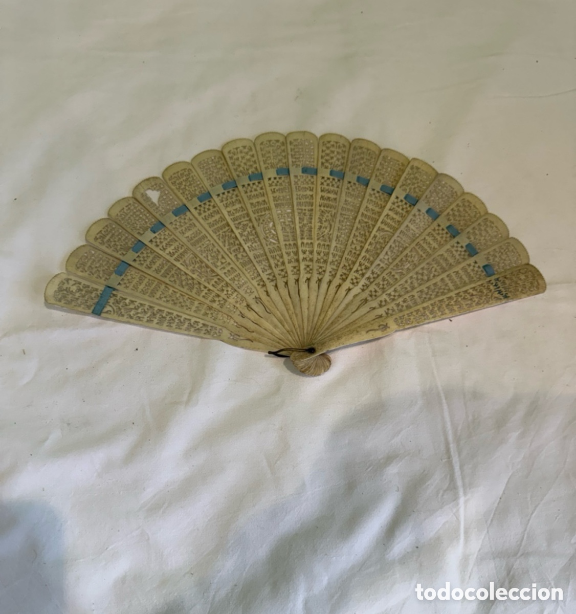 Antig&uuml;edades: Antiguo abanico chino siglo XIX varillaje hueso tallado calado escritura oriental pieza colecci&oacute;n