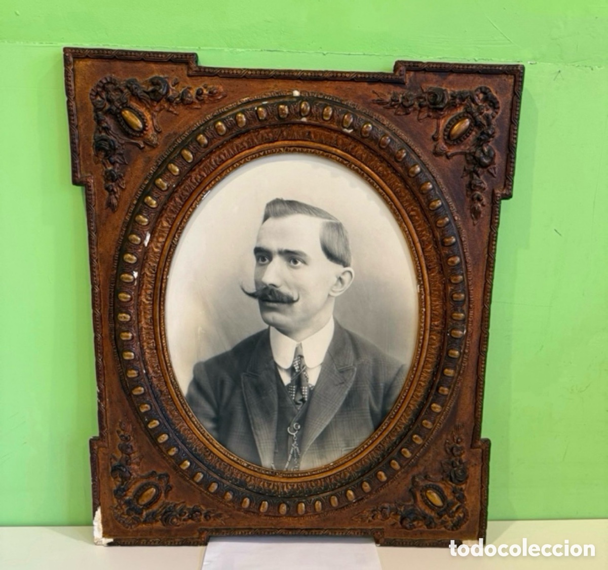 Antiquit&eacute;s: Marco isabelino en estuco dorado con fotograf&iacute;a original retrato hombre s. XIX