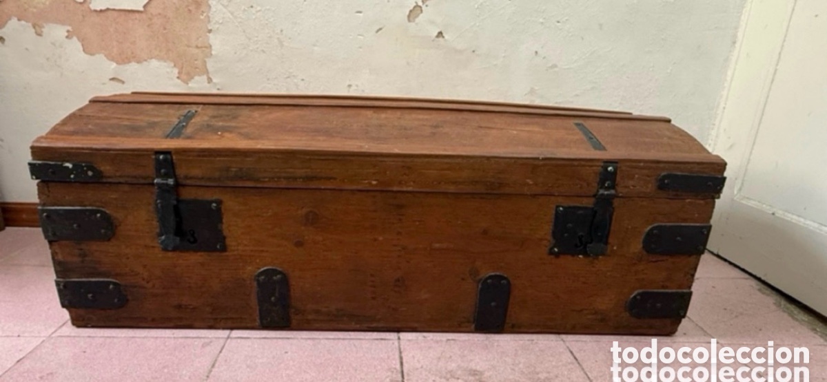 Oggetti Antichi: Gran baul antiguo de madera maciza con herrajes de hierro forjado. Siglo XIX. Arc&oacute;n r&uacute;stico original