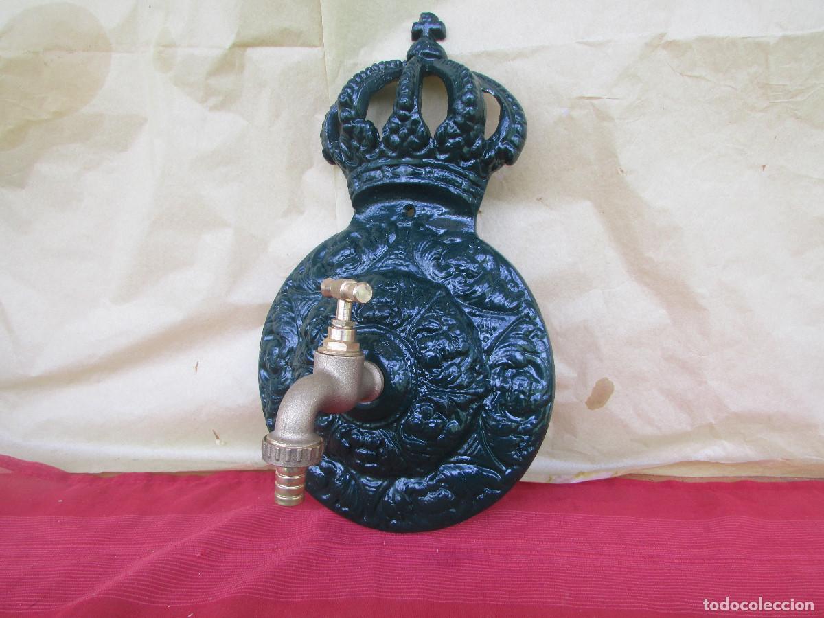 Antig&uuml;edades: Fuente circular de pared en fundici&oacute;n CORONA REAL con grifo lat&oacute;n. De estreno. 50 a&ntilde;os