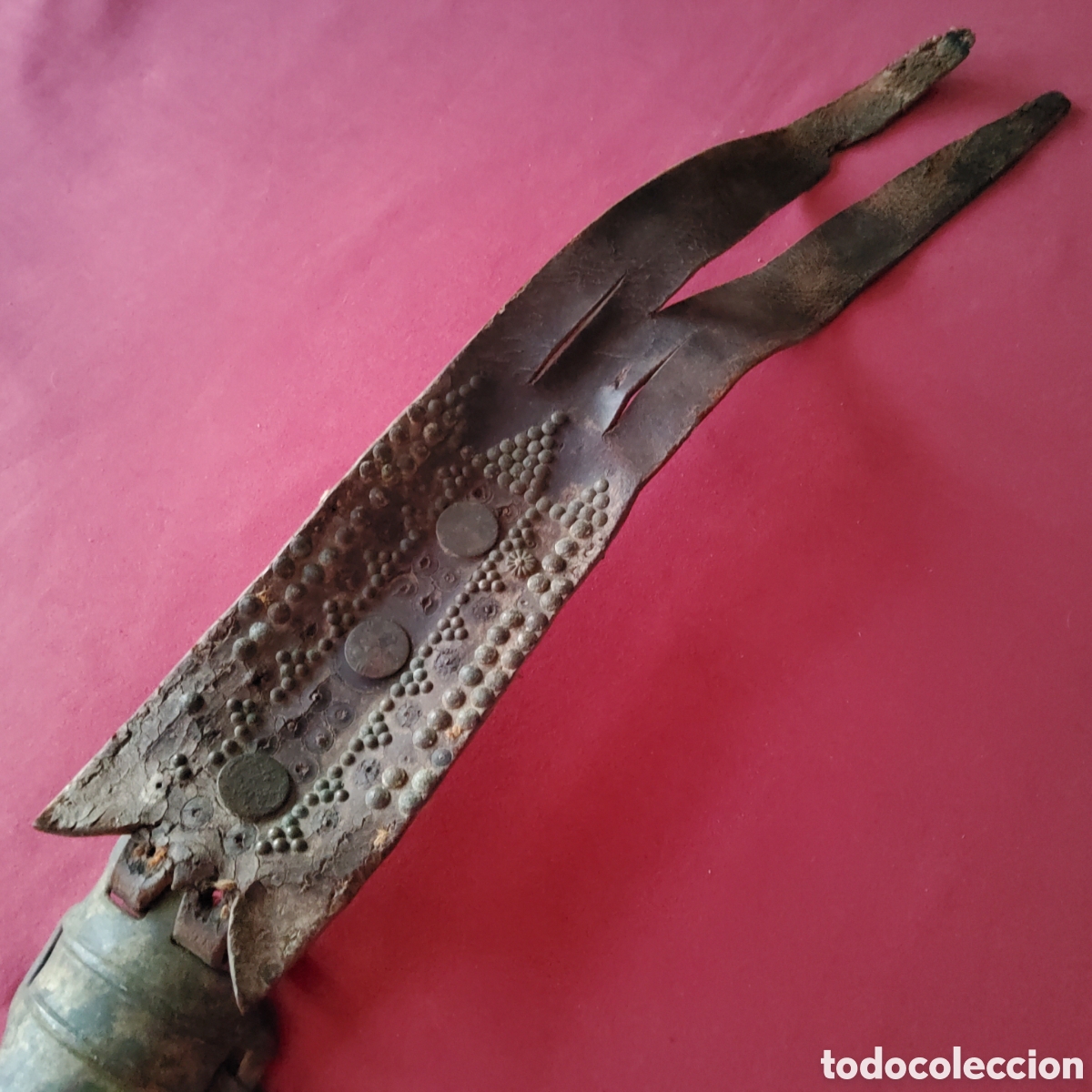 Antig&uuml;edades: ANTIGUA MUSEROLA Y CORREAJE QUE FORMABA PARTE DE LA CABEZADA DEL CABALLO, SIGLO XVIII