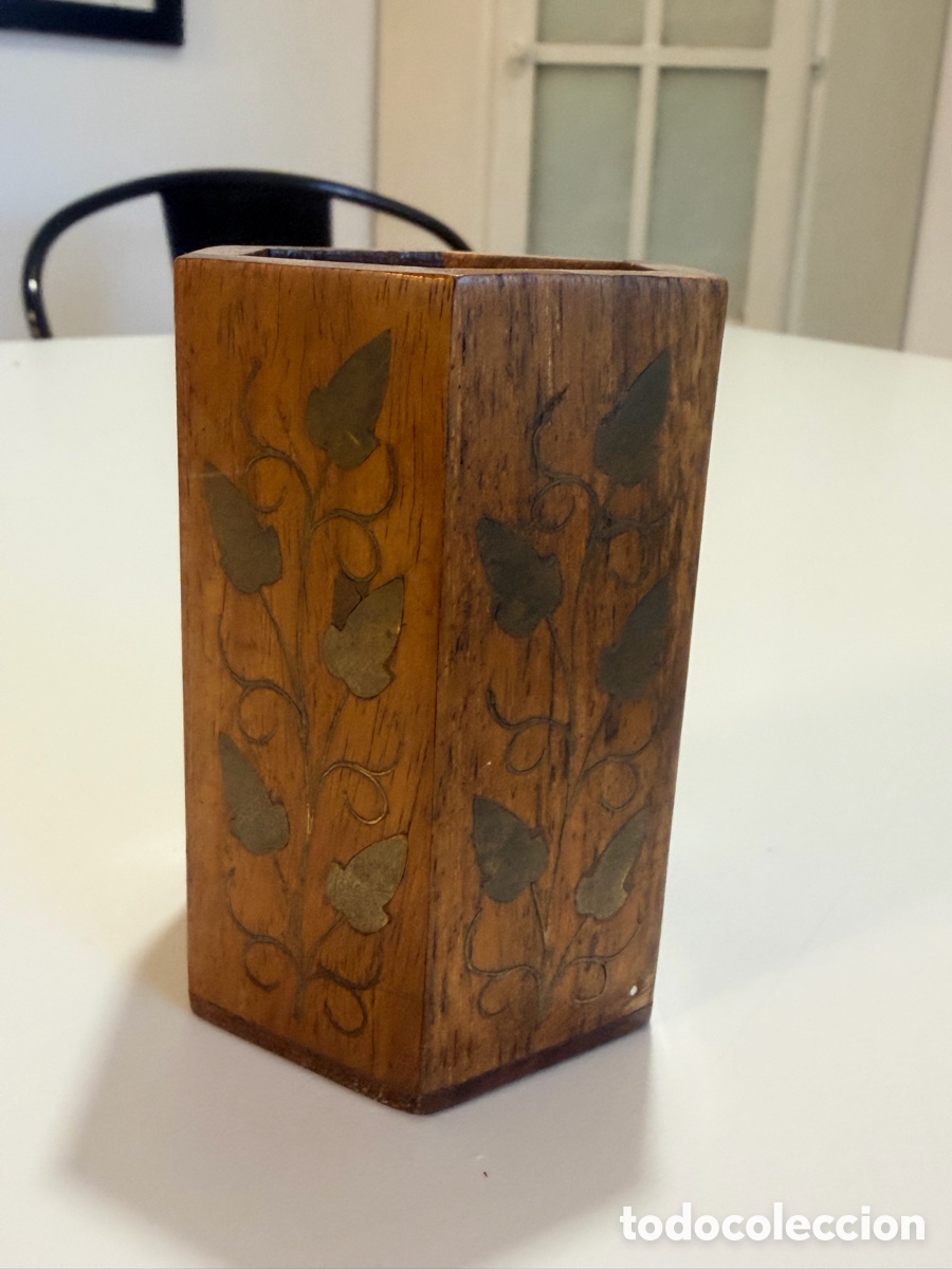 Antig&uuml;edades: Antiguo portalapices de madera con incrustaciones de lat&oacute;n