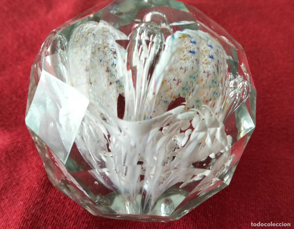 Antiques: PISAPAPELES CRISTAL FACETADO CON FLORES EN INTERIOR. SIGLO XIX. Altos precios en subastas BACCARAT?