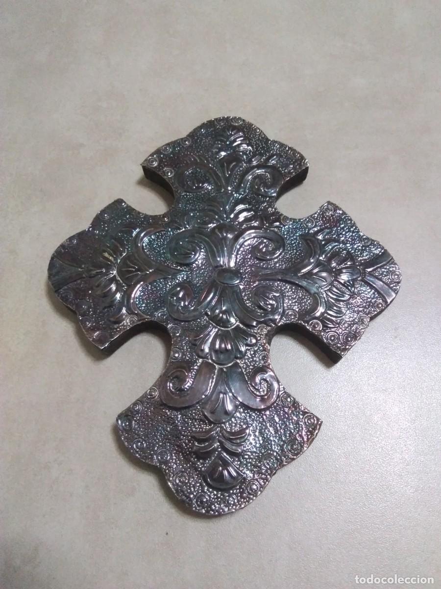 Antig&uuml;edades: Cruz en madera y plata repujada con reflejos. - Foto 1