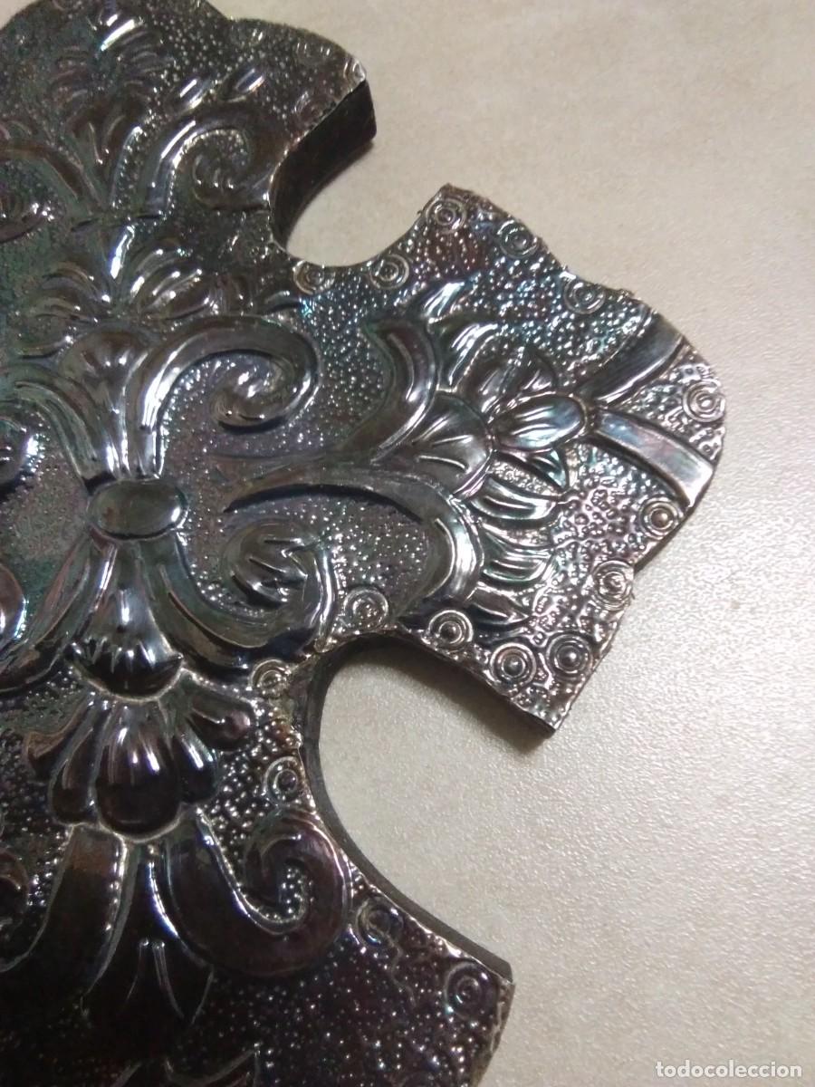 Antig&uuml;edades: Cruz en madera y plata repujada con reflejos. - Foto 3