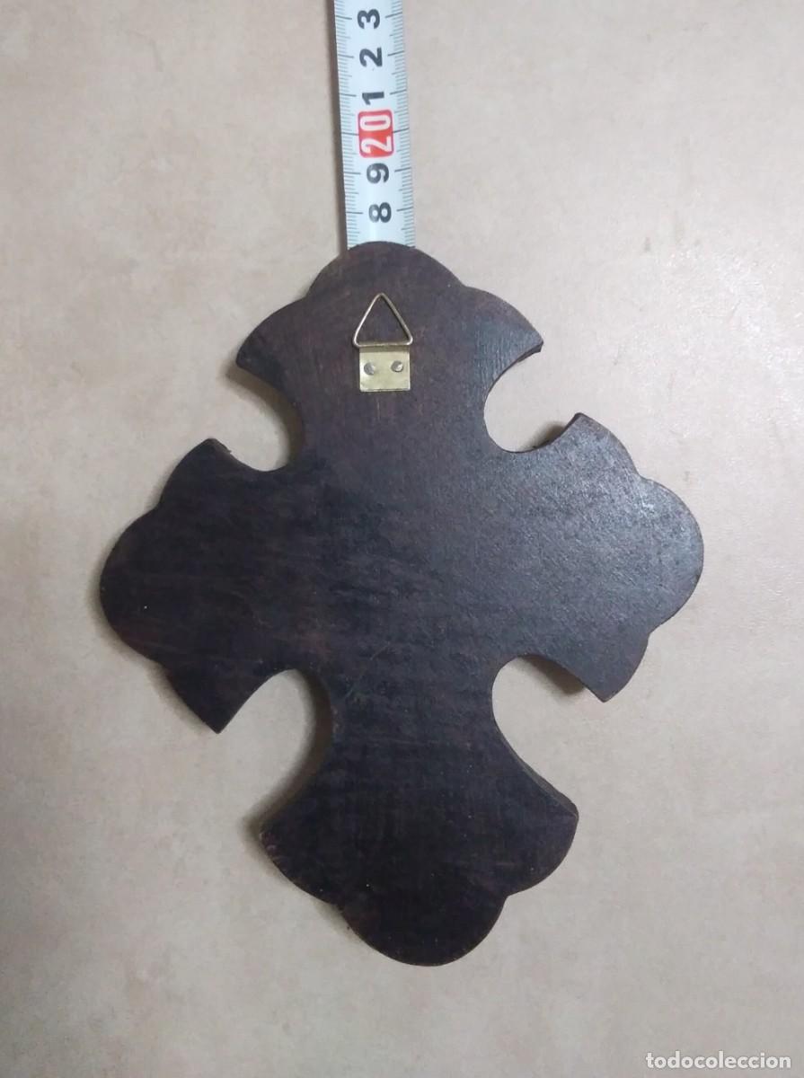 Antig&uuml;edades: Cruz en madera y plata repujada con reflejos. - Foto 6