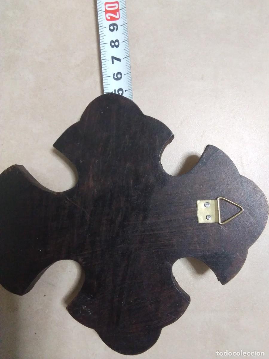 Antig&uuml;edades: Cruz en madera y plata repujada con reflejos. - Foto 7
