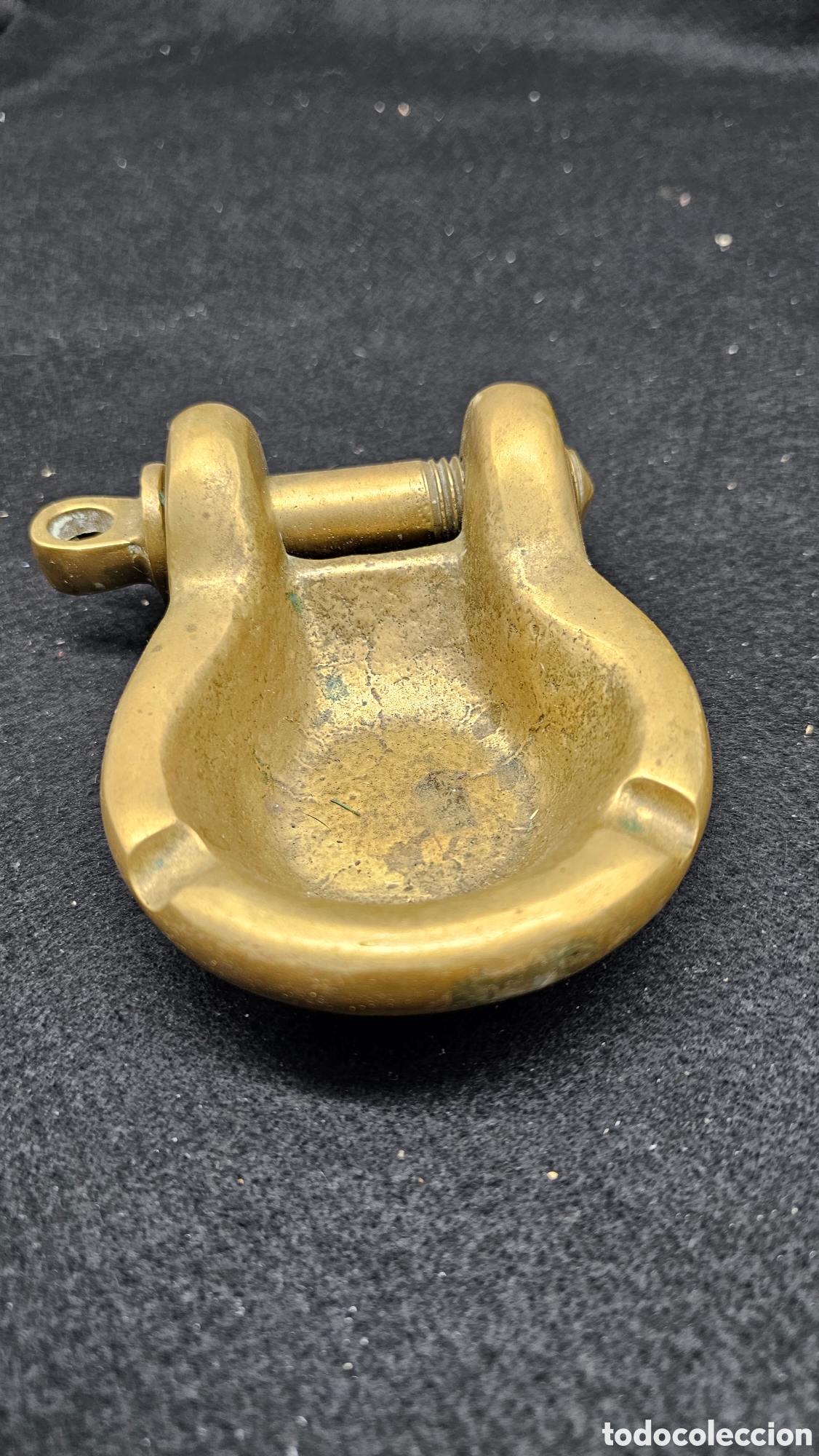 Antig&uuml;edades: Antiguo cenicero de bronce en forma de grillete n&aacute;utico