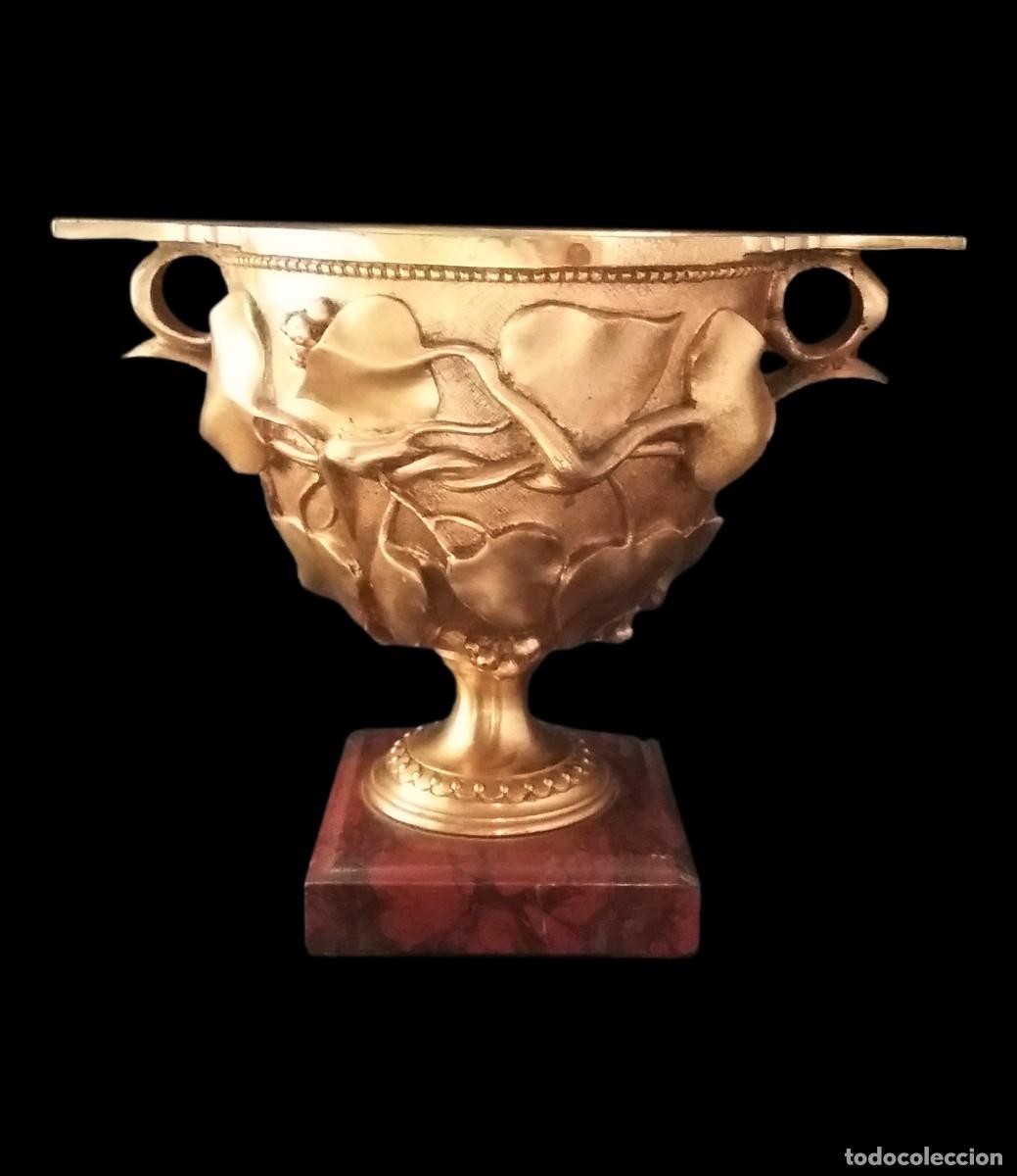 Antiquit&auml;ten: COPA DE BRONCE DORADO CON PEANA MARMOL ROJO, NAPOLEON III BARBEDIENNE