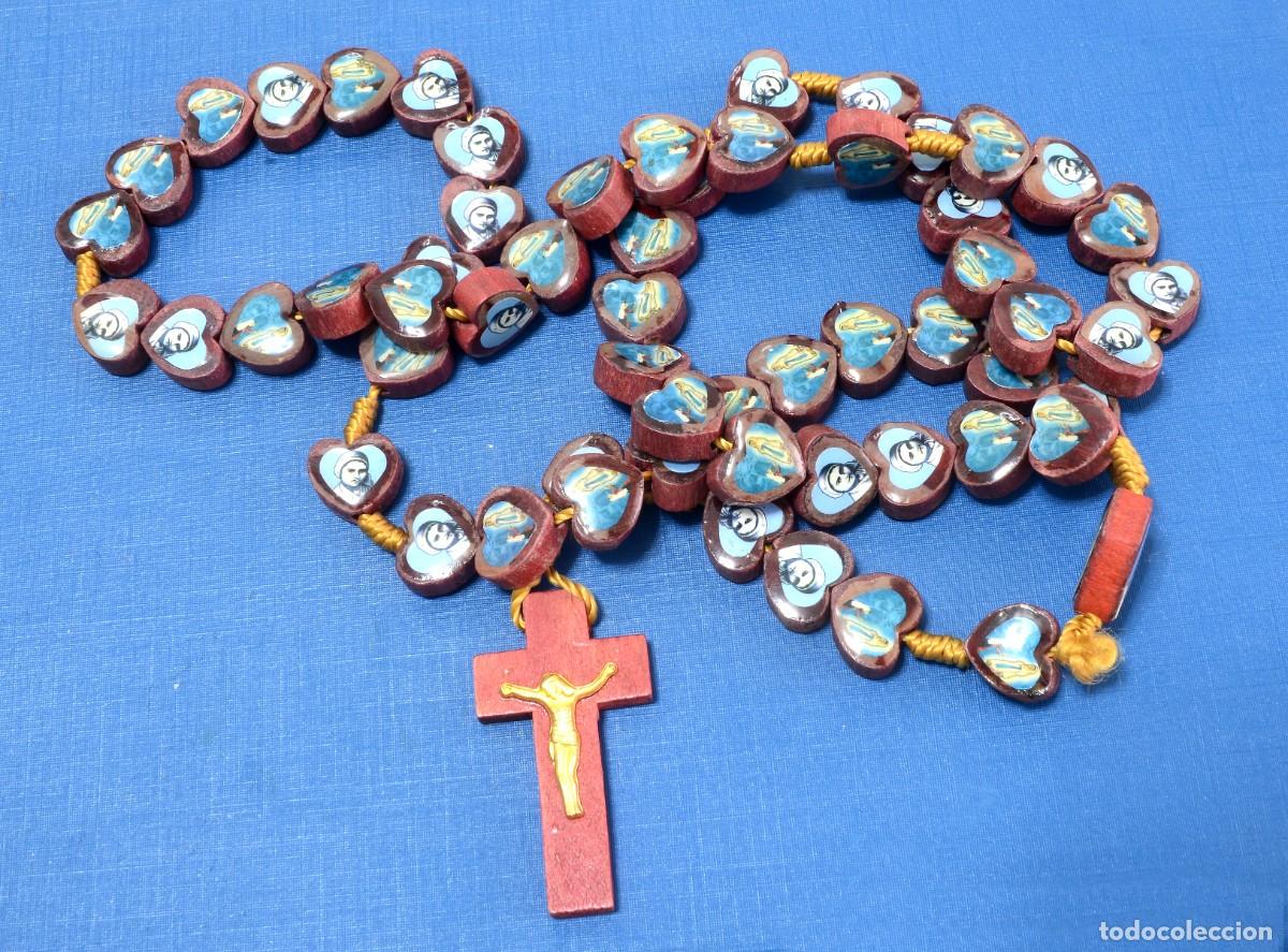 Antig&uuml;edades: ROSARIO, CUENTAS CON FIGURAS DE CORAZONES DE MADERA, IM&Aacute;GEN DE LA VIRGEN DE F&Aacute;TIMA
