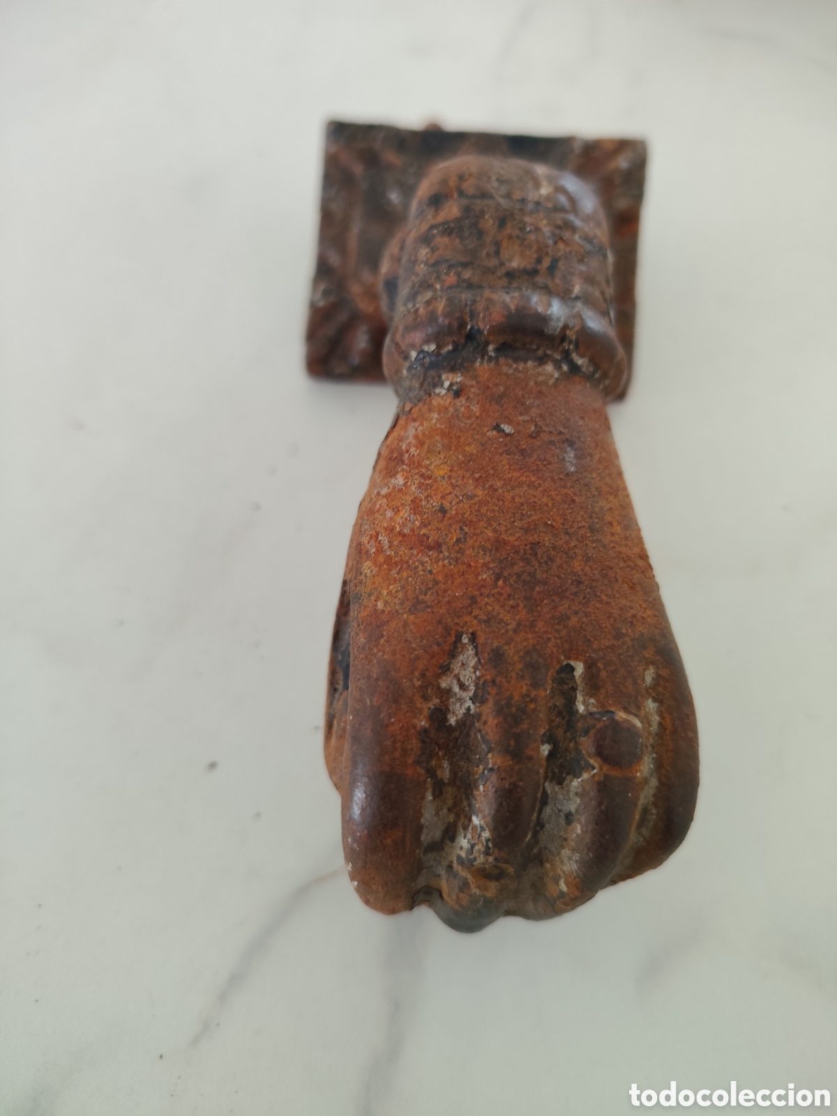 Antig&uuml;edades: Llamador de hierro con forma de mano