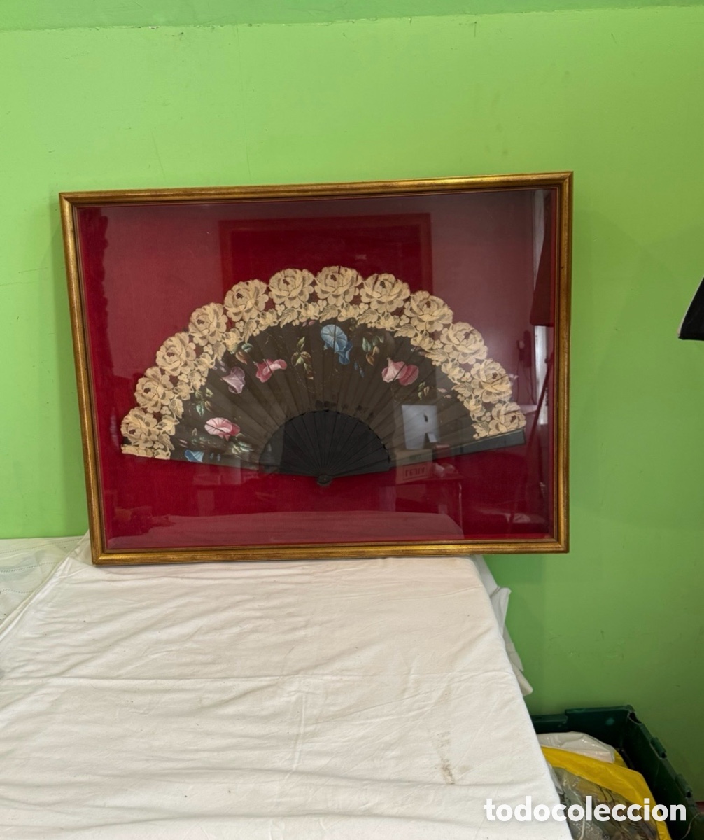 Antiques: Antiguo abanico enmarcado con encaje y flores pintadas principios del siglo XX en su abaniquera