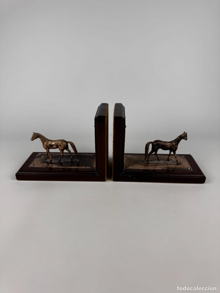 Antig&uuml;edades: SUJETA LIBROS DE MADERA Y ALPACA CON FIGURAS DE CABALLOS OBJETO DE COLECCION