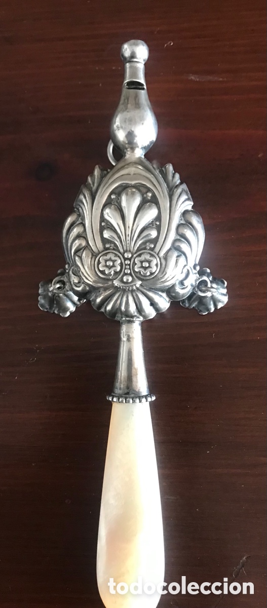 Antig&uuml;edades: Antiguo sonajero de n&aacute;car y plata repujada