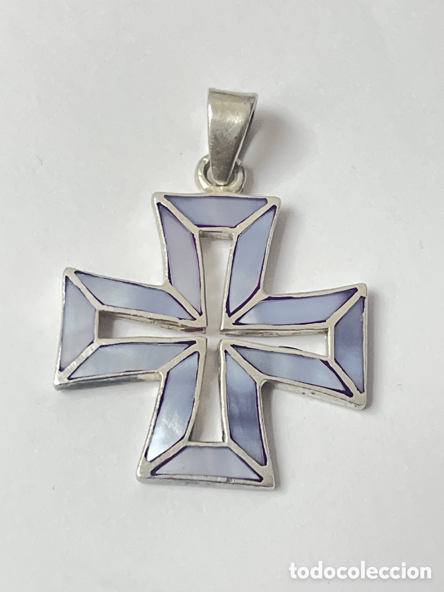 Cruz de plata y n&aacute;car C318
