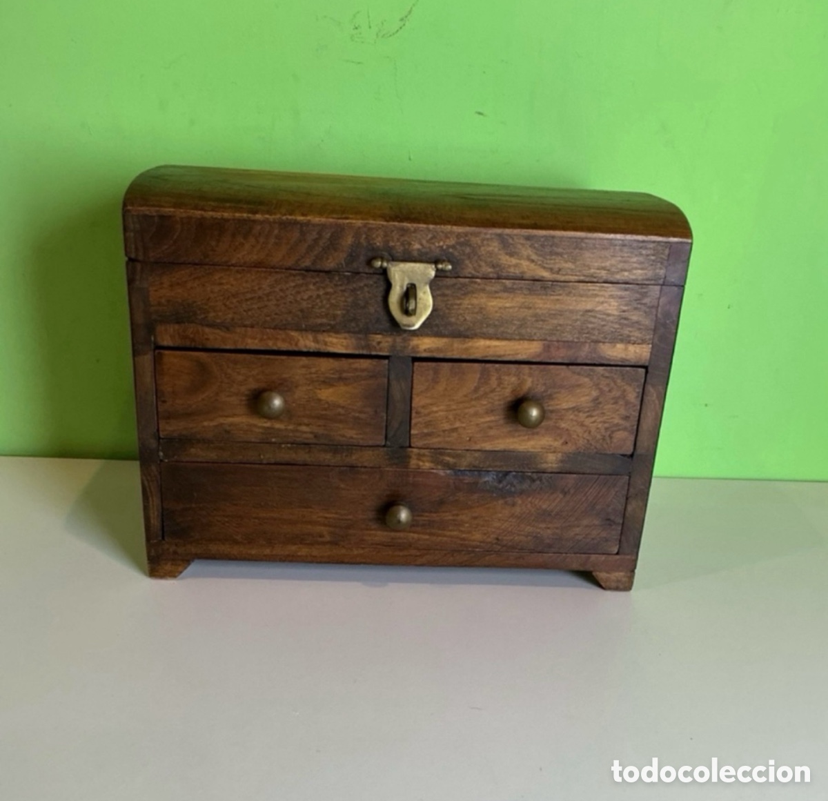 Antig&uuml;edades: joyero o cofre de madera de dise&ntilde;o. Excelente.