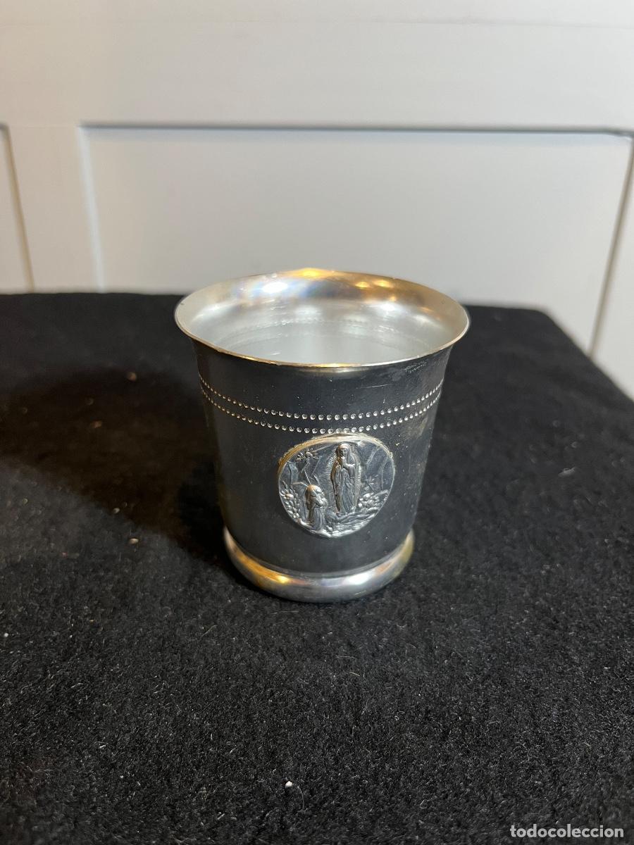 Antig&uuml;edades: Vaso Lourdes Antiguo Metal Plateado Virgen Bernadette Recuerdo Religioso Vintage