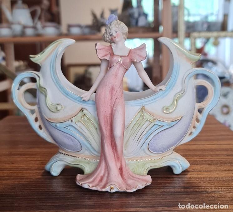 Antig&uuml;edades: Centro de mesa Art Nouveau en biscuit porcelana figura femenina sobre jardinera de doble asa, c. 1