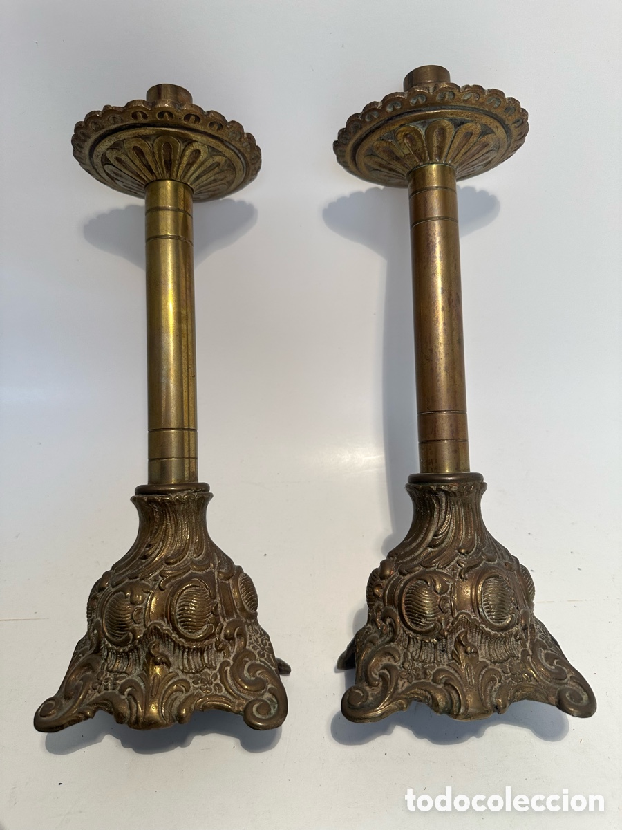 Antig&uuml;edades: BONITA PAREJA DE CANDELABROS DE ALTAR DE BRONCE.