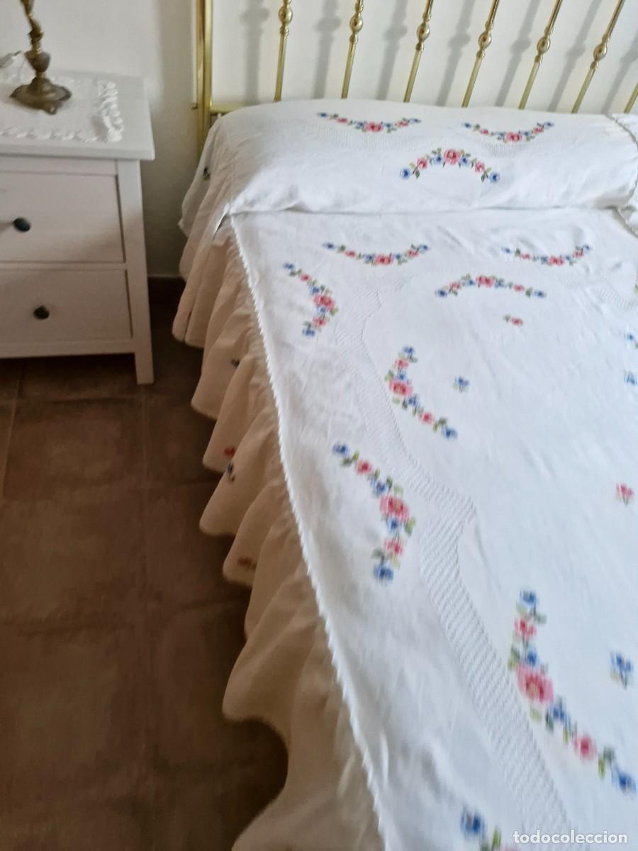 Antiguidades: COLCHA DE LINO BORDADA Y CON CALADOS, en dos piezas