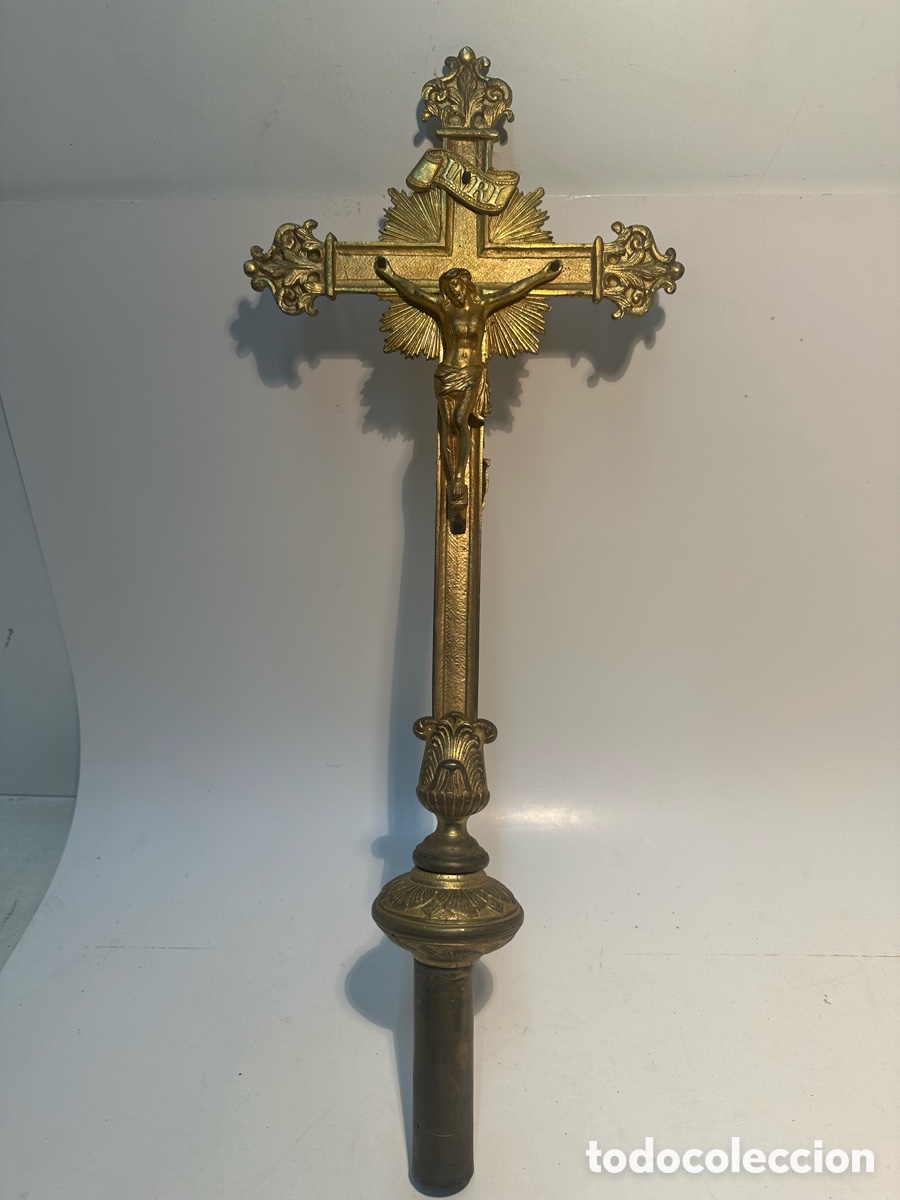 Antig&uuml;edades: PRECIOSA CRUZ DE PROCESI&Oacute;N DE DOBLE CARA HECHA DE BRONCE SOBREDORADO ANTIGUA.