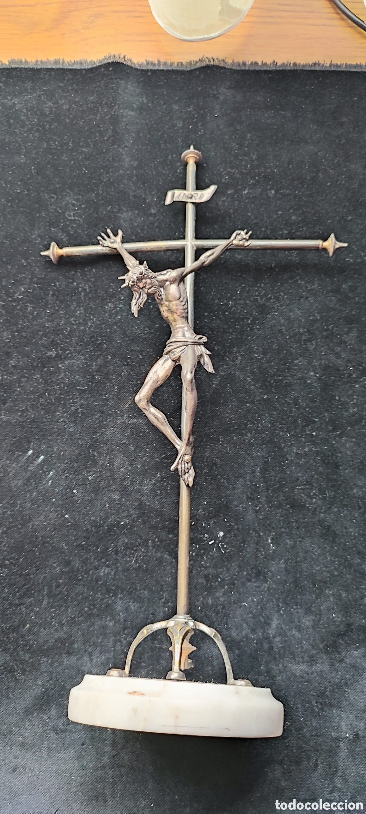 Antig&uuml;edades: Antiguo crucifijo modernista de bronce con ba&ntilde;o de plata