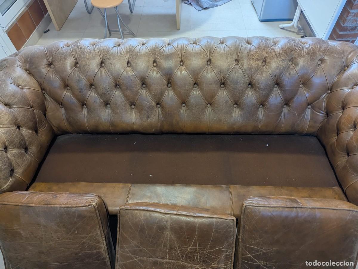 Antig&uuml;edades: Sof&aacute; capiton&eacute; de cuero de tres plazas - Foto 2