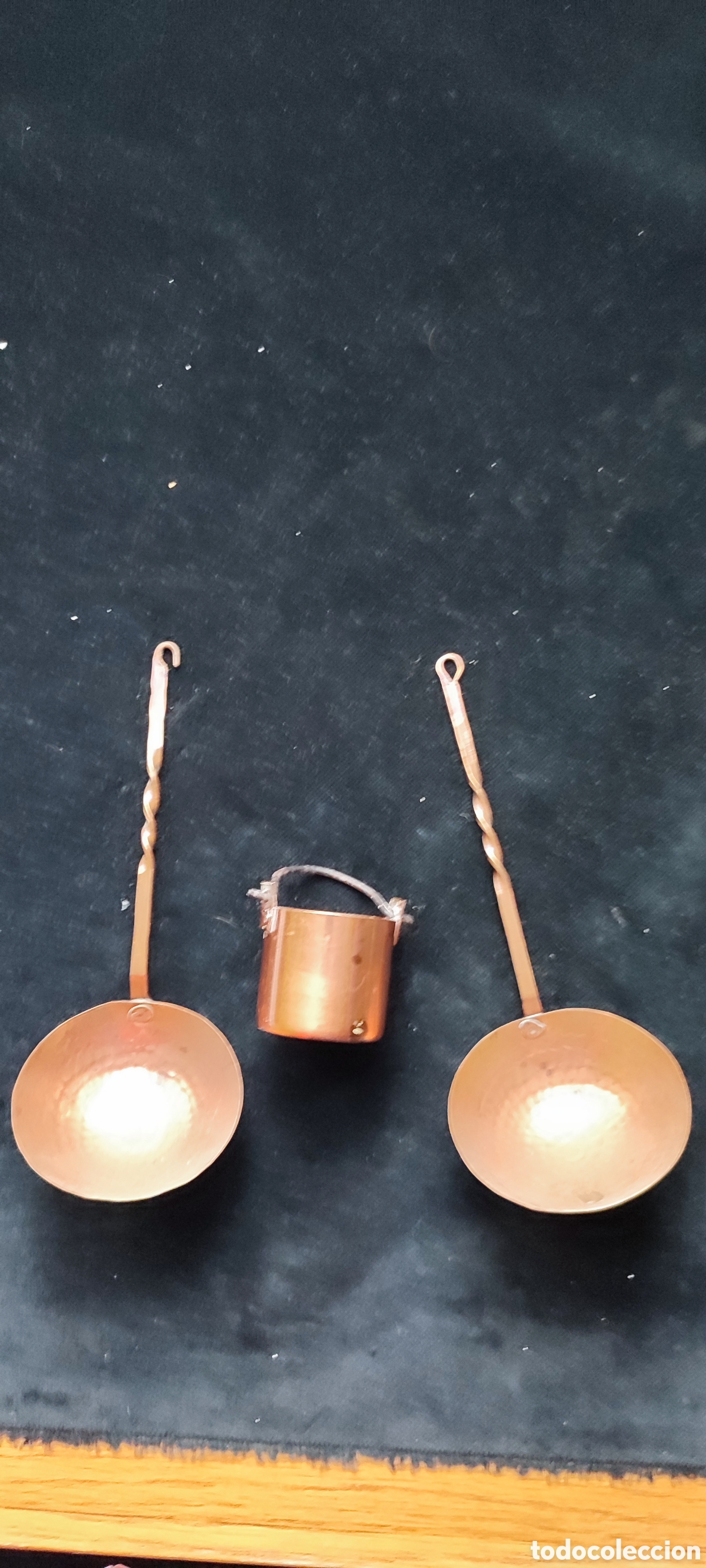 Antig&uuml;edades: Tres antiguos cacharritos de cobre para colgar, un cazo y dos cucharones de cobre